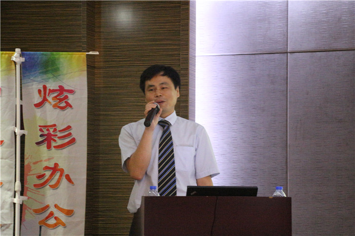 祝賀震旦“炫彩辦公 智享未來”全國巡回體驗(yàn)會(huì)-廣州站，震旦集團(tuán)華南區(qū)經(jīng)理江超為大家現(xiàn)場介紹震旦品牌-科頤辦公分享